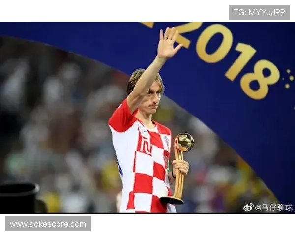 终场哨响，克罗地亚老将莫德里奇跪地掩面庆祝关键进球